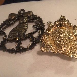 Lot of pendants cat and frog. Gold tone color